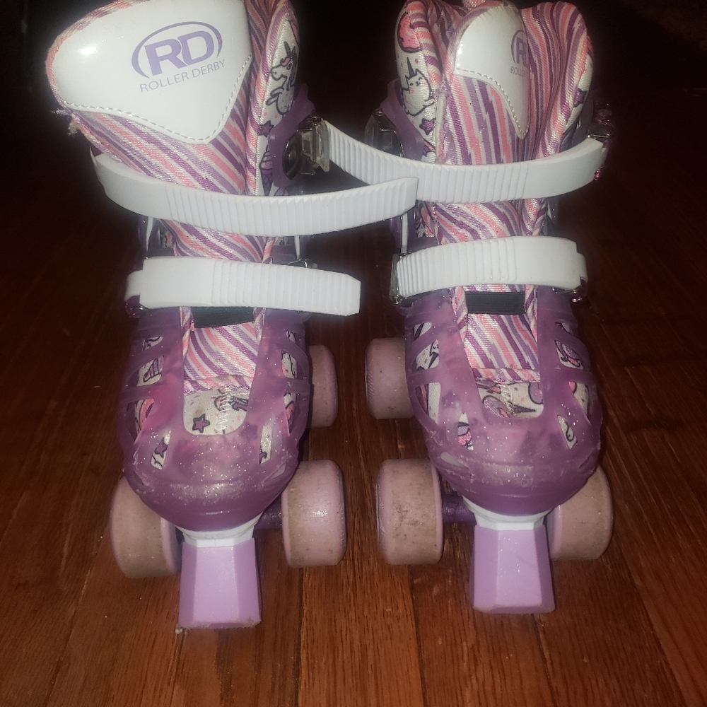 ROLLER SKATES
